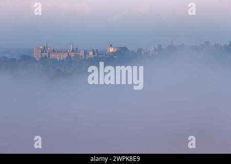 10/09/14 Arundel Castle ist in Herbstnebel gehüllt, wenn die Dämmerung über West Sussex bricht. Alle Rechte vorbehalten – F-Stopp drücken. www.fstoppress.com. Tel.: + Stockfoto