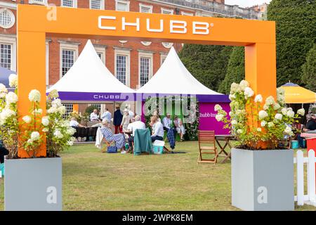 Gäste genießen die Gastlichkeit im Concours of Elegance 2023, Hampton Court Palace, London Stockfoto