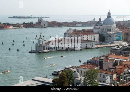 Insel Giudecca, Canale della Giudecca und Punta della Dogana, Seminario Patriarcale di Venezia (Patriarchalseminar), Basilica di Santa Maria della Stockfoto