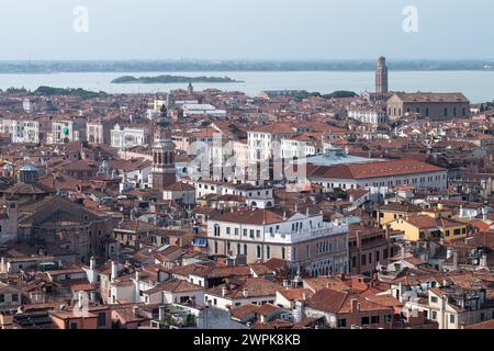 Chiesa di San Bartolomeo di Rialto (St. Bartholomäus Kirche) und italienischer gotischer Palazzo Giustinian Faccanon aus dem 15. Jahrhundert in San Marco sestiere, an Stockfoto