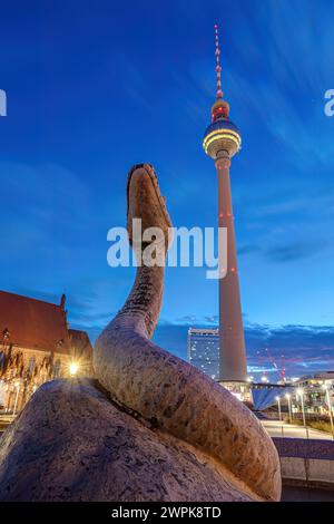 Der Fernsehturm und ein Teil des Neptunbrunnens am Alexanderplatz in Berlin bei Sonnenaufgang Stockfoto