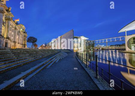 Der Reichstag und das Paul-Loebe-Haus an der Spree in Berlin im Morgengrauen Stockfoto