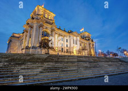 Der berühmte Reichstag, Sitz des Deutschen Bundestages, in Berlin bei Sonnenaufgang Stockfoto