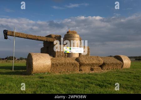 09/14 zur Erntezeit wurde in Terrington S ein lebensgroßer Mähdrescher aus Strohballen auf einem Feld neben der A17 platziert Stockfoto