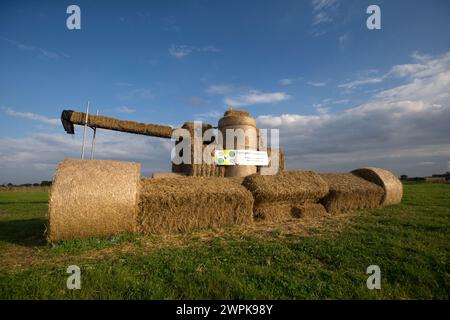 09/14 zur Erntezeit wurde in Terrington S ein lebensgroßer Mähdrescher aus Strohballen auf einem Feld neben der A17 platziert Stockfoto