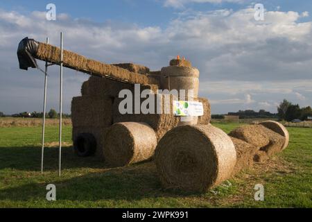 09/14 zur Erntezeit wurde in Terrington S ein lebensgroßer Mähdrescher aus Strohballen auf einem Feld neben der A17 platziert Stockfoto