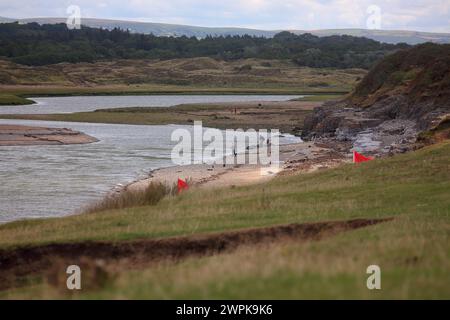 Die Mündung des Flusses, wo der Ogmore River auf das Meer trifft, während er an den Sanddünen von Merthyr Mawr vorbeifährt, bevor er ins Meer mündet. Stockfoto