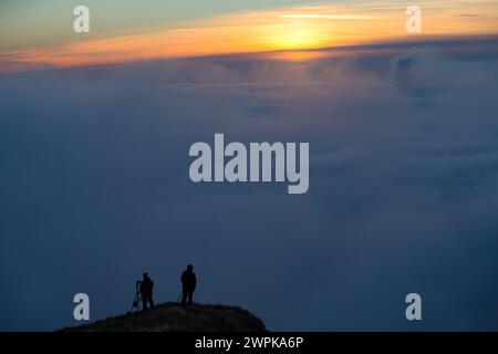 12/10/14 da ein Großteil des Landes in den frühen Morgennebel gehüllt ist, klettern Fotografen zum Gipfel des Mam Tor im Derbyshire Peak District Stockfoto