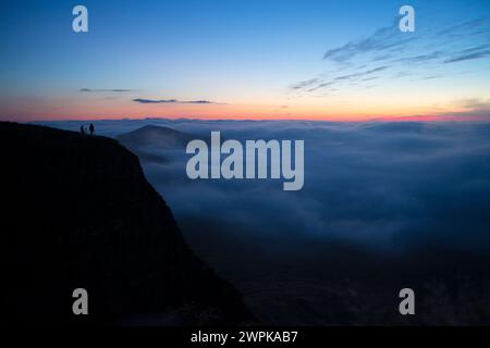 12/10/14 da ein Großteil des Landes in den frühen Morgennebel gehüllt ist, klettern Fotografen zum Gipfel des Mam Tor im Derbyshire Peak District Stockfoto