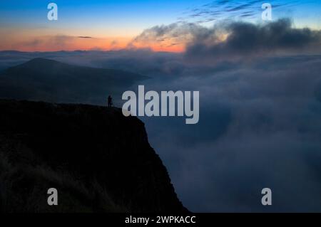 12/10/14 da ein Großteil des Landes in den frühen Morgennebel gehüllt ist, klettern Fotografen zum Gipfel des Mam Tor im Derbyshire Peak District Stockfoto