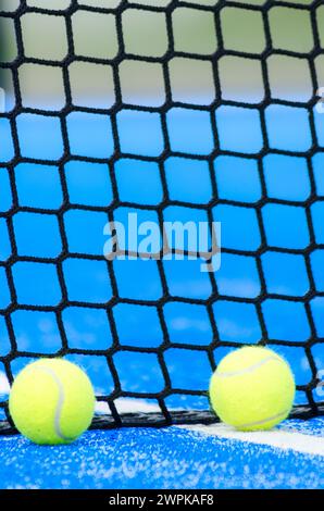 Zwei Bälle neben dem Netz eines Paddeltennisplatzes, Racketsport-Konzept Stockfoto