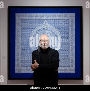 Oktober Gallery, London, Großbritannien. März 2024. Celestial Blue ist eine Einzelausstellung neuer Werke des algerischen Künstlers Rachid Koraichi (Foto). Ausgehend von den komplizierten Texten der arabischen Schrift, oft in umgekehrter oder spiegelter Schrift, setzt Koraichi Symbole, Zahlen und Chiffren ein, die aus einer Vielzahl von Sprachen und kulturellen Traditionen stammen. Vom 7. März bis 13. April umfasst die Ausstellung Leinwandarbeiten, durchsetzt mit statuesken Stahlskulpturen, in seinen charakteristischen figurativen Formen. Die Leinwände sind inspiriert von den Nasibs des Sufi-Mystikers und Schriftstellers Ibn'A aus dem 12. Jahrhundert Stockfoto