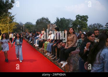 Neu-Delhi, Indien. März 2024. NEW DELHI, INDIEN - 4. MÄRZ: Die Zuschauer genießen die Aufführung von Singer Javed Ali während eines Konzerts, das Delhi Tourism in der Sunder Nursery am 4. März 2024 in New Delhi, Indien, organisiert. (Foto: Raajessh Kashyap/Hindustan Times/SIPA USA) Credit: SIPA USA/Alamy Live News Stockfoto