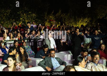 Neu-Delhi, Indien. März 2024. NEW DELHI, INDIEN - 4. MÄRZ: Die Zuschauer genießen die Aufführung von Singer Javed Ali während eines Konzerts, das Delhi Tourism in der Sunder Nursery am 4. März 2024 in New Delhi, Indien, organisiert. (Foto: Raajessh Kashyap/Hindustan Times/SIPA USA) Credit: SIPA USA/Alamy Live News Stockfoto