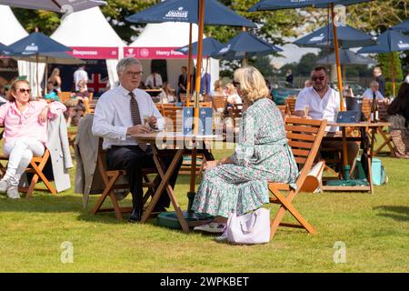 Gäste genießen die Gastlichkeit im Concours of Elegance 2023, Hampton Court Palace, London Stockfoto