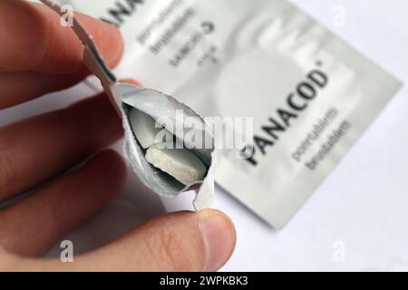 Espoo, Finnland - April 2020: Brausetabletten von Panacod. Verschreibungspflichtiges Schmerzmittel. Dieses Analgetikum macht süchtig und kann missbraucht werden. Stockfoto