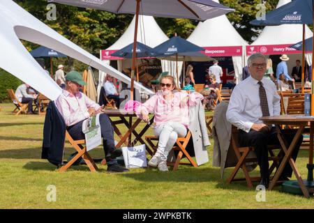 Gäste genießen die Gastlichkeit im Concours of Elegance 2023, Hampton Court Palace, London Stockfoto