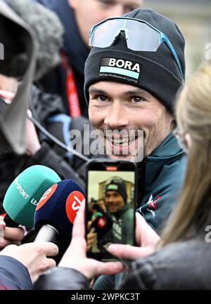 Sisteron, Frankreich. März 2024. Der slowenische Primoz Roglic von Bora-Hansgrohe, aufgenommen am Beginn der sechsten Etappe des 8-tägigen Radrennens Paris-Nizza, 198 km von Sisteron nach La Colle-sur-Loup, Frankreich, Freitag, den 08. März 2024. BELGA FOTO JASPER JACOBS Credit: Belga News Agency/Alamy Live News Stockfoto