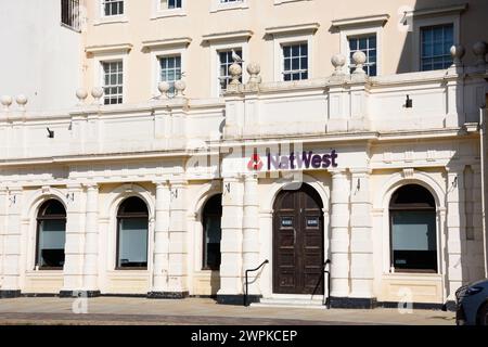 Blick auf Nat West Bank entlang des Cathedral Yard im Stadtzentrum, Exeter, Devon, Großbritannien, Europa. Stockfoto