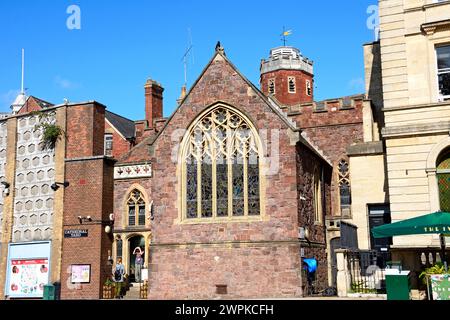 Blick auf die St. Pentrock Kirche entlang Cathedral Yard, Exeter, Devon, Großbritannien, Europa. Stockfoto