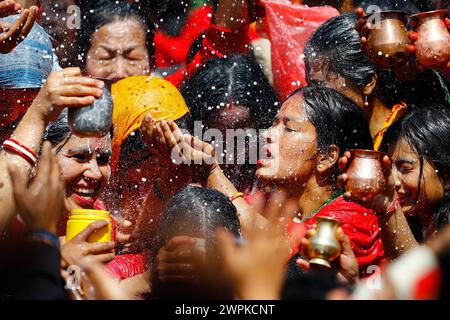 Kathmandu, Nepal. März 2024. Gläubige, die mit Milchgesang beten, markieren das heilige Maha Shivaratri-Festival, das von Gläubigen in Kathmandu mit Eifer und Hingabe gefeiert wurde. Quelle: SOPA Images Limited/Alamy Live News Stockfoto