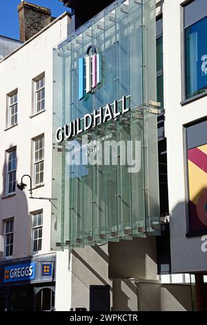 Blick auf die Glasfassade des Guildhall Shopping Centre entlang der High Street im Stadtzentrum, Exeter, Devon, Großbritannien, Europa. Stockfoto