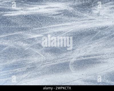 Eisstruktur auf einer Eisbahn, Schlittschuhe auf dem Eis, Eisbahn Winter Stockfoto