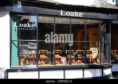 Loake Schuhgeschäft entlang der Catherine Street im Stadtzentrum, Exeter, Devon, Großbritannien, Europa. Stockfoto