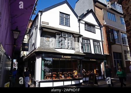 Loake Schuhgeschäft entlang der Catherine Street im Stadtzentrum, Exeter, Devon, Großbritannien, Europa. Stockfoto