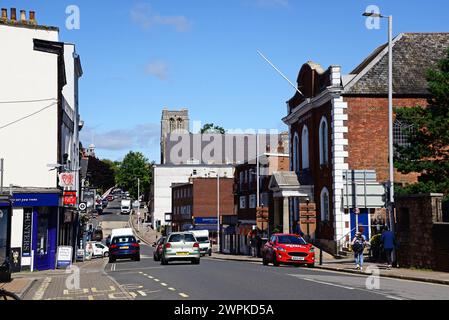 Blick auf die Einkaufsstraße South Street mit Georges Meeting House auf der rechten Seite, Exeter, Devon, Großbritannien, Europa. Stockfoto