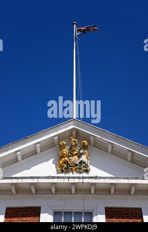 Die Royal Coast of Arms an der Vorderseite des Custom House (heute ein Besucherzentrum) entlang der Uferpromenade, Exeter, Devon, Großbritannien, Europa. Stockfoto