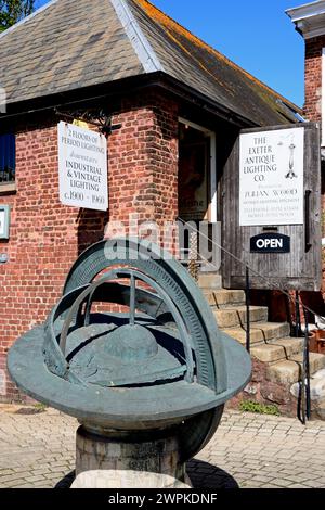 Die Armillary Sphere zum Gedenken an Sylvia Bull mit einem antiken Zentrum hinten entlang der Uferpromenade, Exeter, Devon, Großbritannien, Europa. Stockfoto