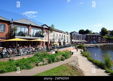 Blick auf den River exe East Kai mit Cafés und Restaurants auf der linken Seite, Exeter, Devon, Großbritannien, Europa. Stockfoto