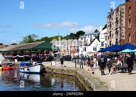 Blick auf den River exe East Kai mit Cafés und Restaurants auf der rechten Seite, Exeter, Devon, Großbritannien, Europa. Stockfoto