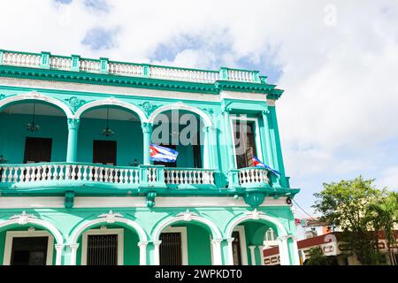 Teal-Gebäude und kubanische Flaggen in Santa Clara Stockfoto