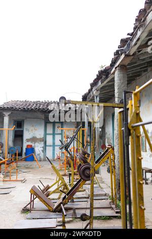 Rostiges, farbenfrohes Fitnessstudio im Freien in Santa Clara, Kuba Stockfoto