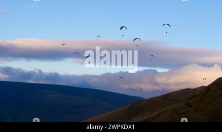 30/11/14 Gleitschirmflieger fliegen heute Nachmittag über Mam Tor in der Nähe von Castleton im Derbyshire Peak District in den Himmel. Ein Pilot sagte, dass der Unseaso Stockfoto