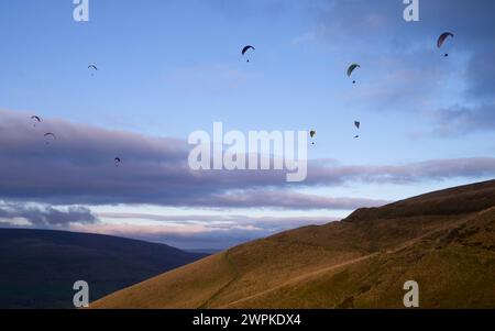 30/11/14 Gleitschirmflieger fliegen heute Nachmittag über Mam Tor in der Nähe von Castleton im Derbyshire Peak District in den Himmel. Ein Pilot sagte, dass der Unseaso Stockfoto