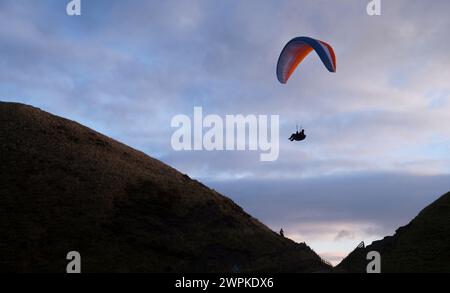 30/11/14 Gleitschirmflieger fliegen heute Nachmittag über Mam Tor in der Nähe von Castleton im Derbyshire Peak District in den Himmel. Ein Pilot sagte, dass der Unseaso Stockfoto