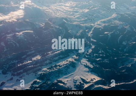 Flug über schneebedeckte Berge in Colorado im Morgenlicht. Stockfoto