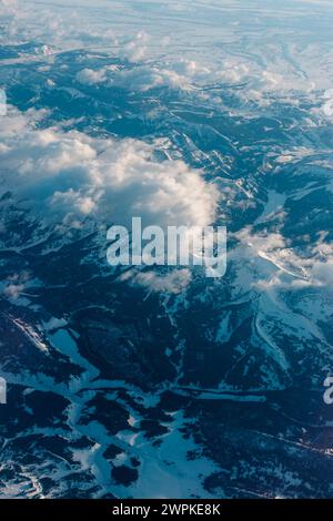 Flug über schneebedeckte Berge in Colorado im Morgenlicht. Stockfoto