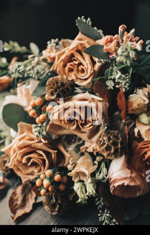 Nahaufnahme von getrockneten Rosen in einem herbstlich inspirierten Blumenarrangement Stockfoto