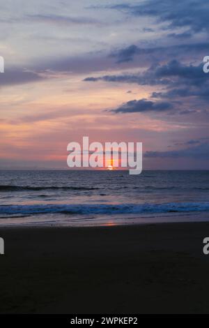 Sonnenuntergang auf dem Meer, Sonnenuntergang ins Wasser. Stockfoto