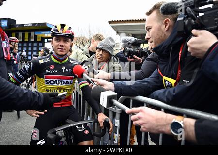 Sisteron, Frankreich. März 2024. Der belgische Remco Evenepoel of Soudal Quick-Step, aufgenommen am Beginn der sechsten Etappe des 8-tägigen Radrennens Paris-Nizza, 198 km von Sisteron nach La Colle-sur-Loup, Frankreich, Freitag, 08. März 2024. BELGA FOTO JASPER JACOBS Credit: Belga News Agency/Alamy Live News Stockfoto