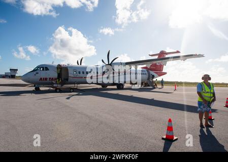 Air Tahiti VT 535, ATR 72 Flugzeuge am Flughafen Fakarava, FAV, französisch-Polynesien Stockfoto