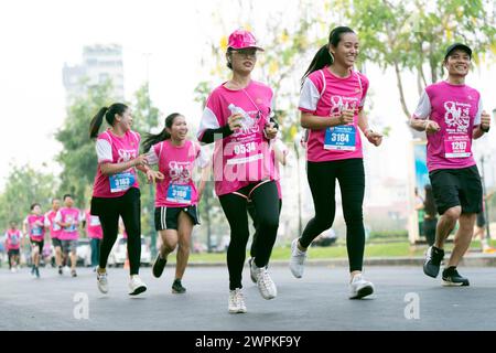 Phnom Penh, Phnom Penh. März 2024. Menschen nehmen am Women Run 10k Event Teil, einem jährlichen Laufevent zum Internationalen Frauentag, am 8. März 2024 in Phnom Penh, Kambodscha. Quelle: Sovannara/Xinhua/Alamy Live News Stockfoto