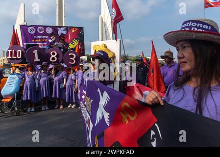 Bangkok, Thailand. März 2024. Mitglieder der gewerkschaft der Frauen nehmen an der Demonstration zum Internationalen Frauentag in Bangkok Teil. Frauennetzwerke und Frauenrechtsaktivisten versammelten sich am Democracy Monument, bevor sie zum Regierungshaus in Bangkok, Thailand, marschierten, um den Internationalen Frauentag zu begehen und für die Rechte von Arbeitnehmerinnen und Mutterschaft zu werben. (Foto: Peerapon Boonyakiat/SOPA Images/SIPA USA) Credit: SIPA USA/Alamy Live News Stockfoto