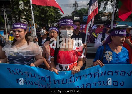 Bangkok, Thailand. März 2024. Myanmarer Wanderarbeiterinnen nehmen an der Demonstration zum Internationalen Frauentag in Bangkok Teil. Frauennetzwerke und Frauenrechtsaktivisten versammelten sich am Democracy Monument, bevor sie zum Regierungshaus in Bangkok, Thailand, marschierten, um den Internationalen Frauentag zu begehen und für die Rechte von Arbeitnehmerinnen und Mutterschaft zu werben. (Foto: Peerapon Boonyakiat/SOPA Images/SIPA USA) Credit: SIPA USA/Alamy Live News Stockfoto