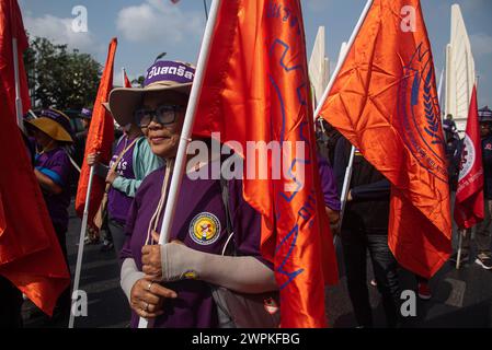 Bangkok, Thailand. März 2024. Mitglieder der gewerkschaft der Frauen nehmen an der Demonstration zum Internationalen Frauentag in Bangkok Teil. Frauennetzwerke und Frauenrechtsaktivisten versammelten sich am Democracy Monument, bevor sie zum Regierungshaus in Bangkok, Thailand, marschierten, um den Internationalen Frauentag zu begehen und für die Rechte von Arbeitnehmerinnen und Mutterschaft zu werben. (Foto: Peerapon Boonyakiat/SOPA Images/SIPA USA) Credit: SIPA USA/Alamy Live News Stockfoto