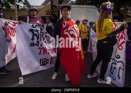 Bangkok, Thailand. März 2024. Mitglieder der gewerkschaft der Frauen nehmen an der Demonstration zum Internationalen Frauentag in Bangkok Teil. Frauennetzwerke und Frauenrechtsaktivisten versammelten sich am Democracy Monument, bevor sie zum Regierungshaus in Bangkok, Thailand, marschierten, um den Internationalen Frauentag zu begehen und für die Rechte von Arbeitnehmerinnen und Mutterschaft zu werben. (Foto: Peerapon Boonyakiat/SOPA Images/SIPA USA) Credit: SIPA USA/Alamy Live News Stockfoto